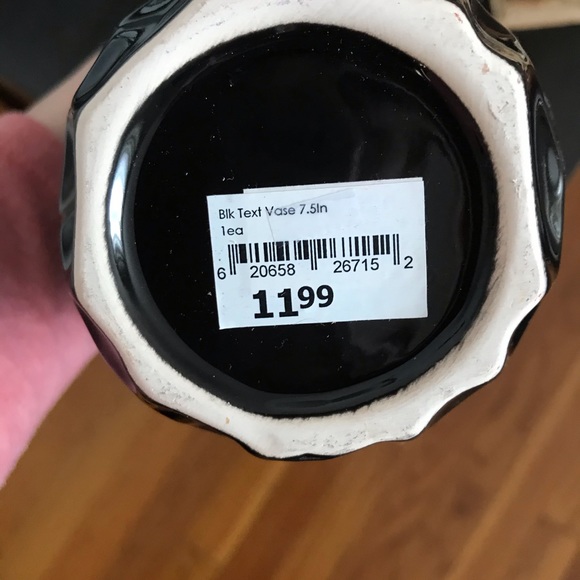 Beautiful, brand new vase - Picture 3 of 3